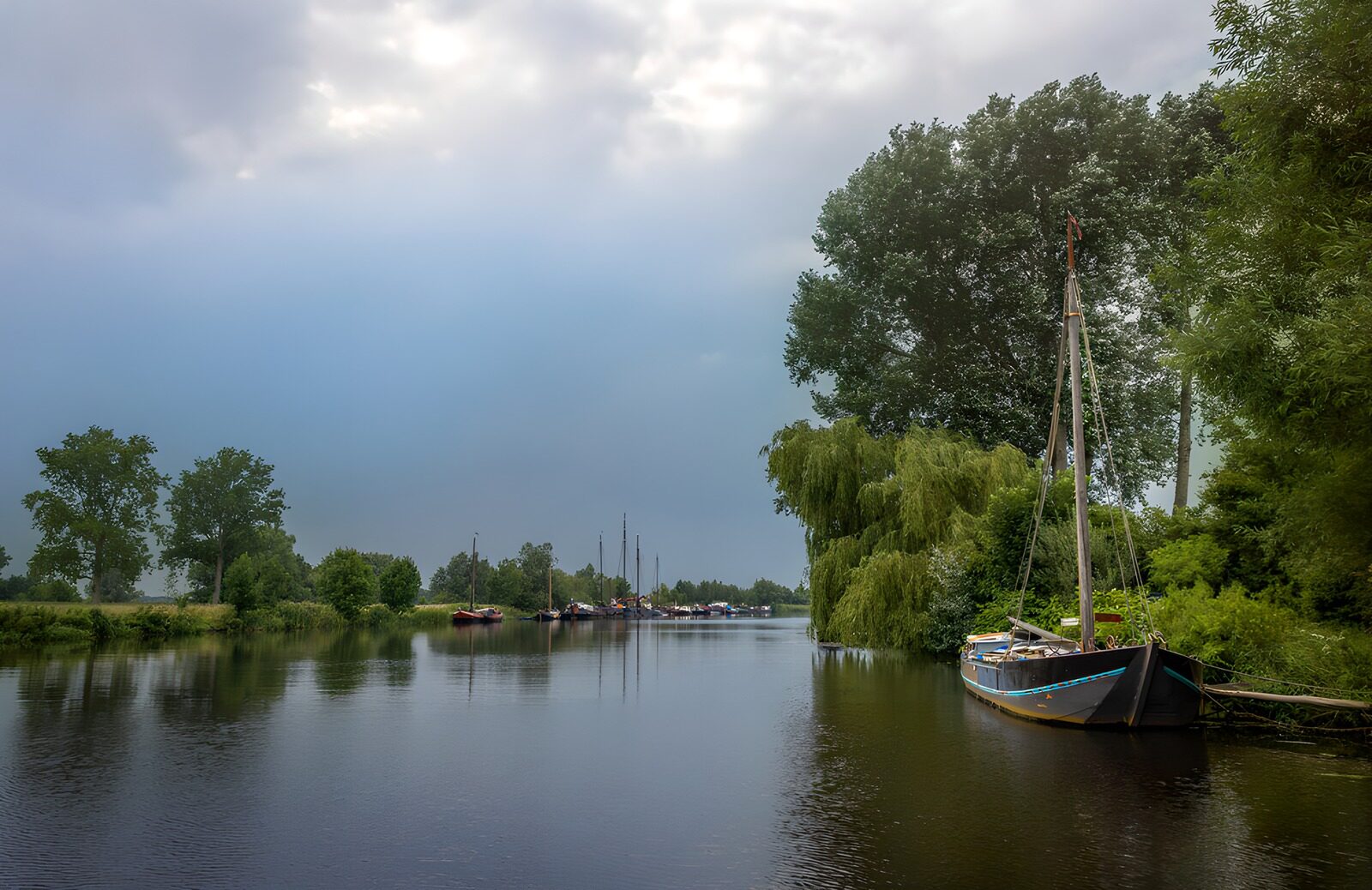 Ruhiger Fluss mit Boot und Bäumen