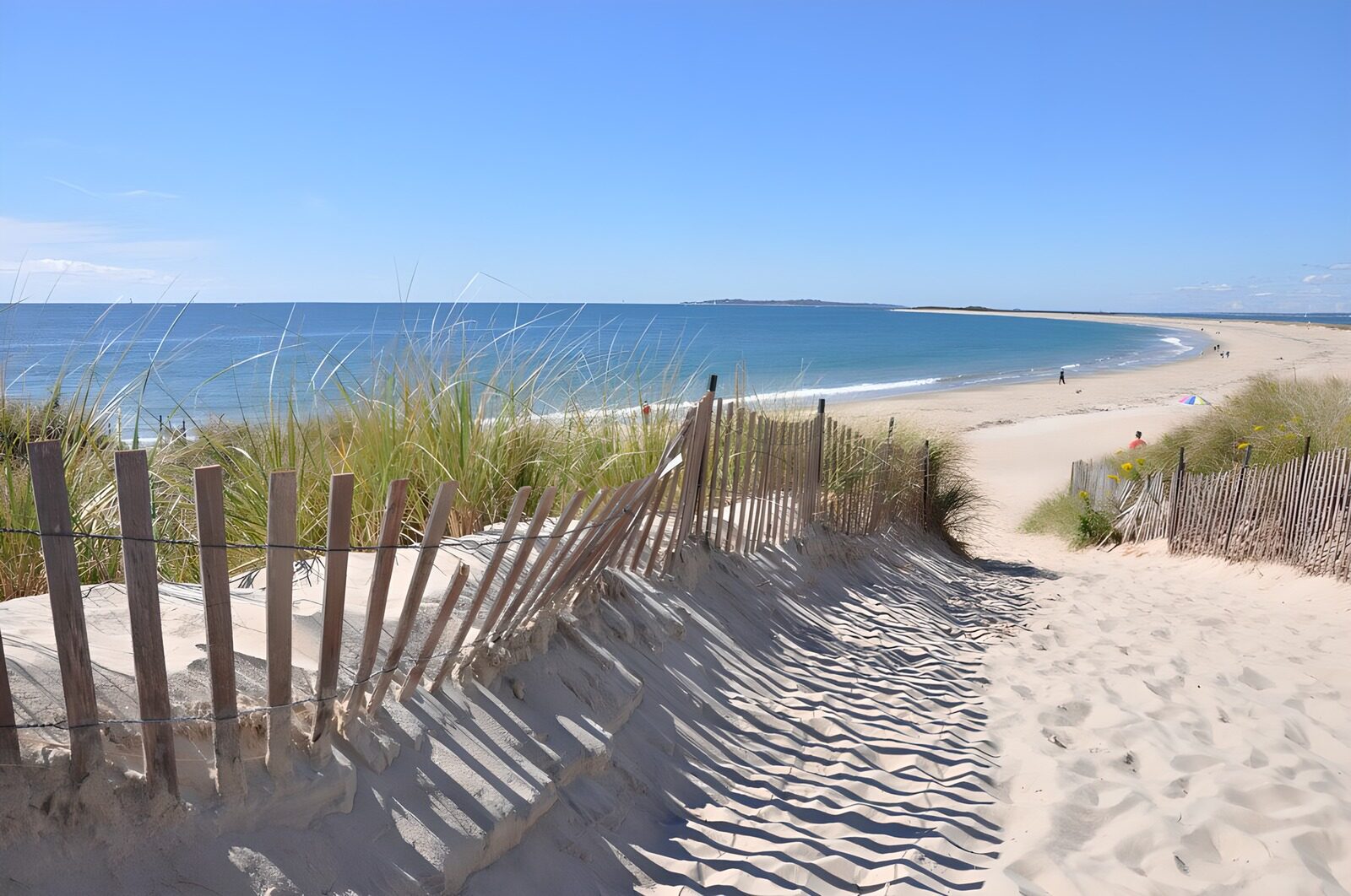 Ruhiger Strandweg zum Meer