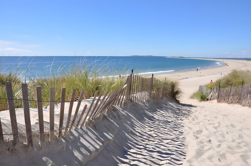 Ruhiger Strandweg zum Meer