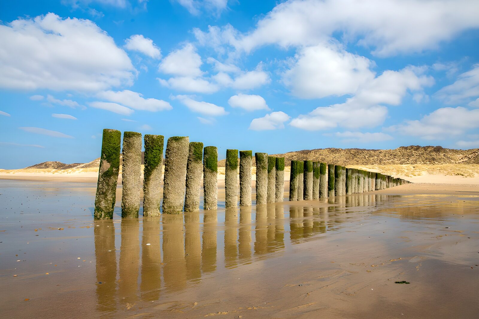 Küstenpfeiler am Strand