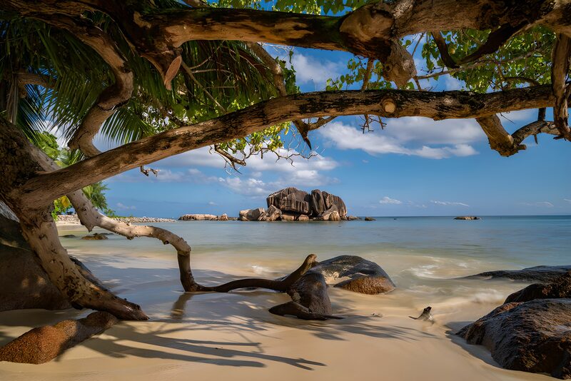 Tropischer Strand mit Felsen