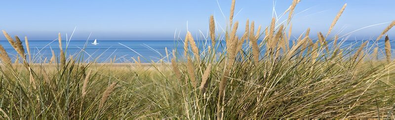 Ruhe am Strand mit Segelboot