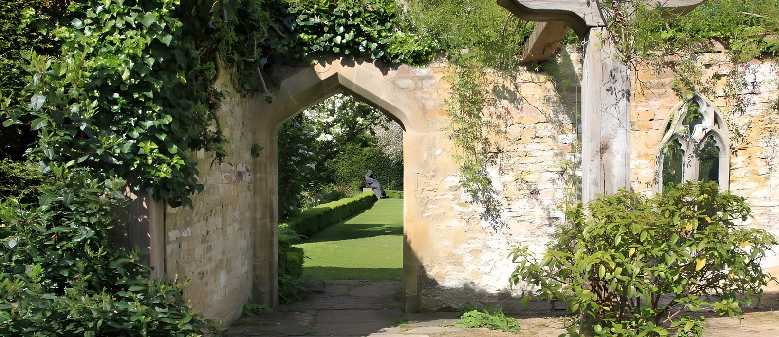 Gartenblick durch den Torbogen