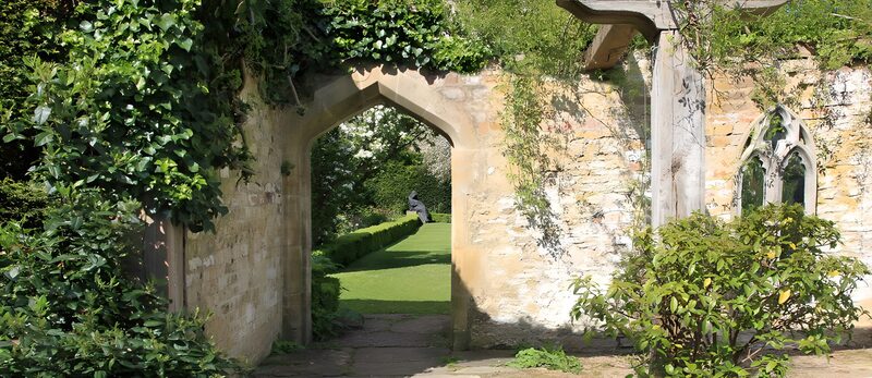 Gartenblick durch den Torbogen