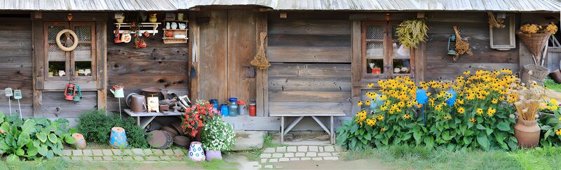 Rustikales Haus mit bunten Blumen