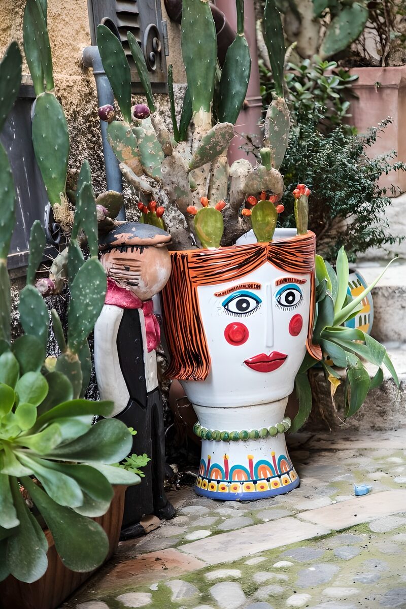 Bunte Blumentöpfe mit Figuren