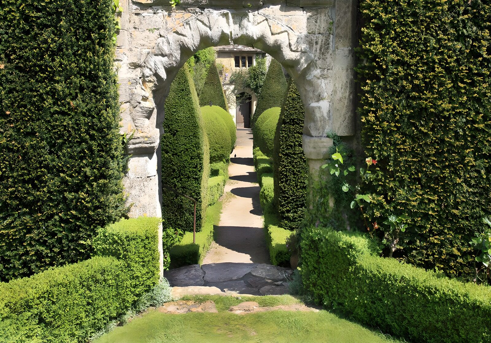 Mystischer Garten mit Steinbogen