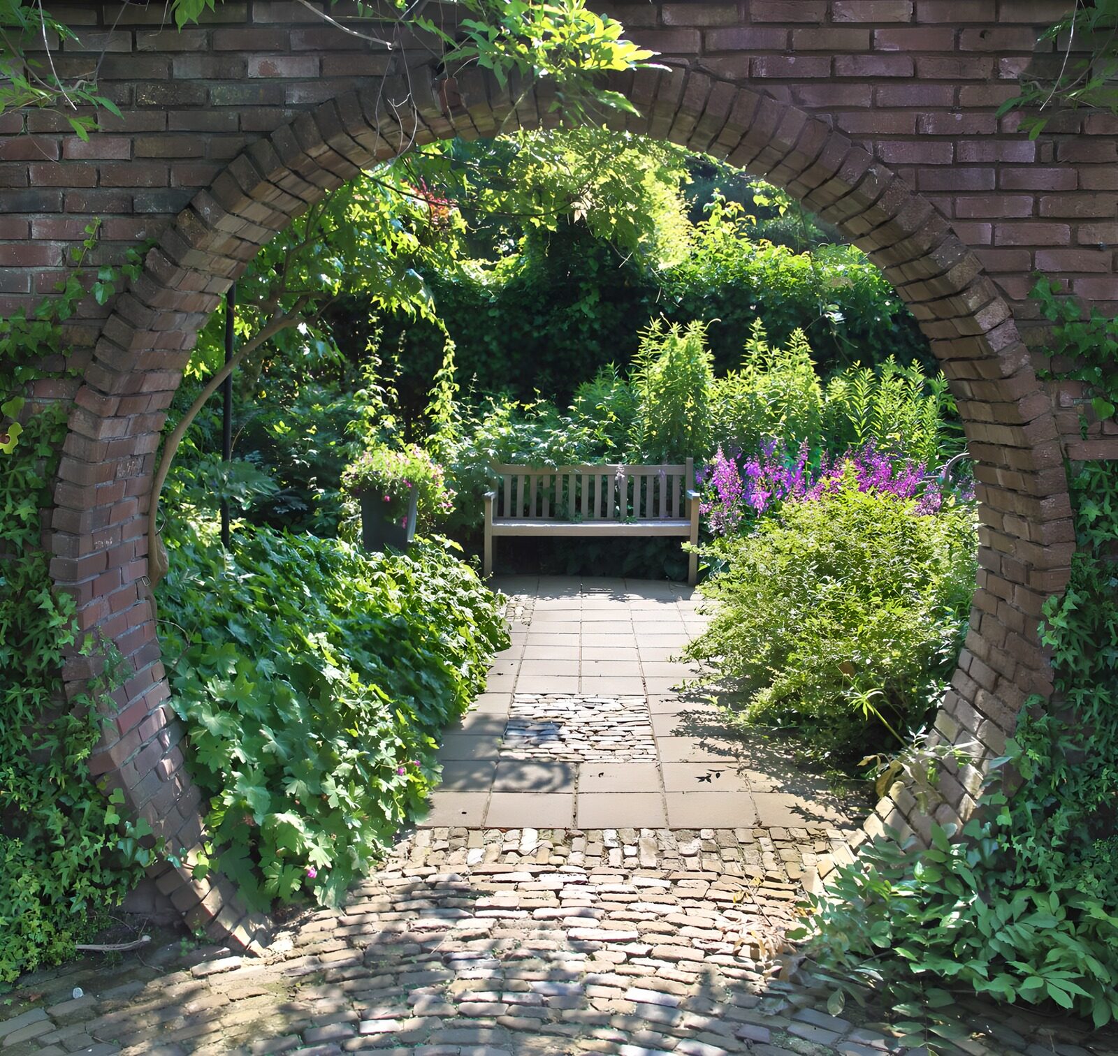 Gartenblick durch einen Bogen